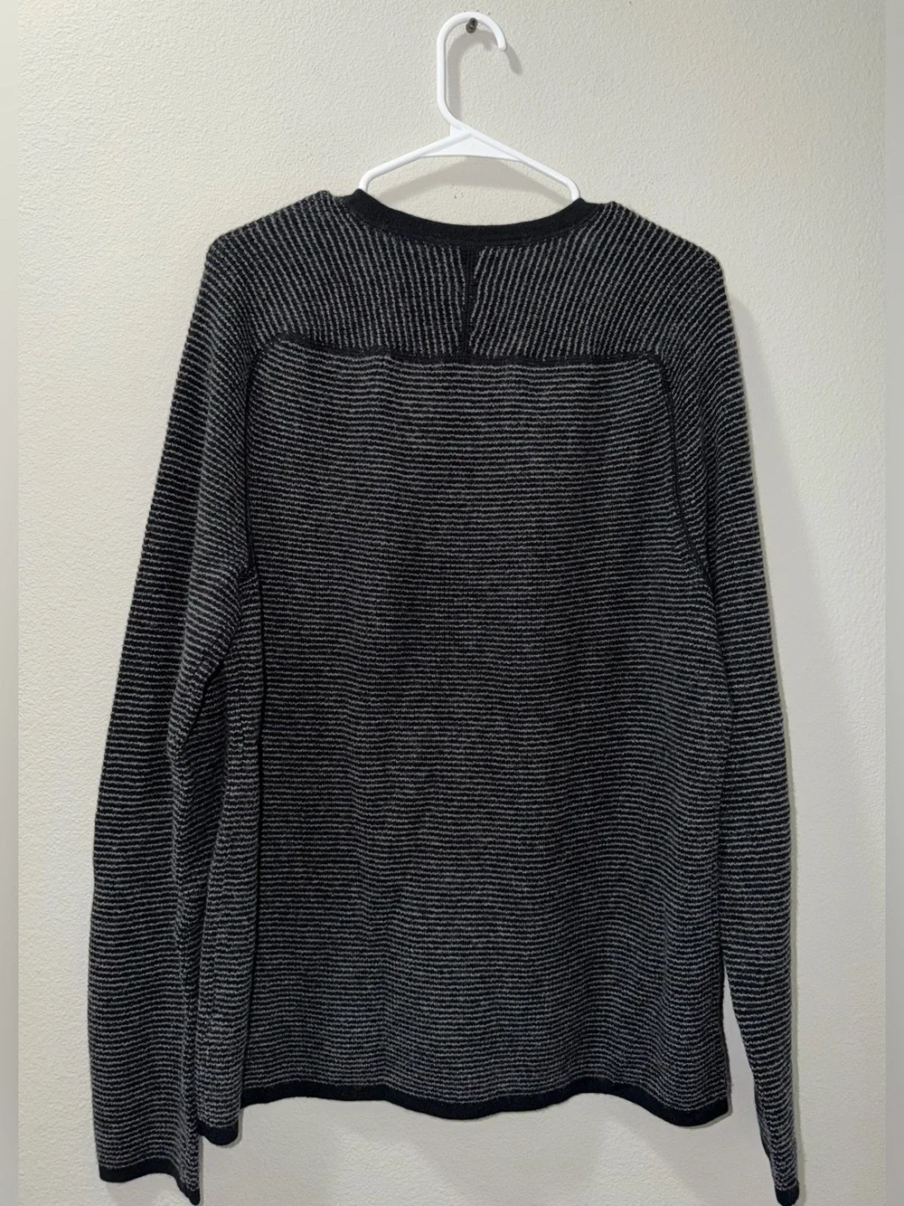 Men’s VINCE 100% CASHMERE CREWNECK SWEATER Black Soft Large Quiet Luxury Preppy